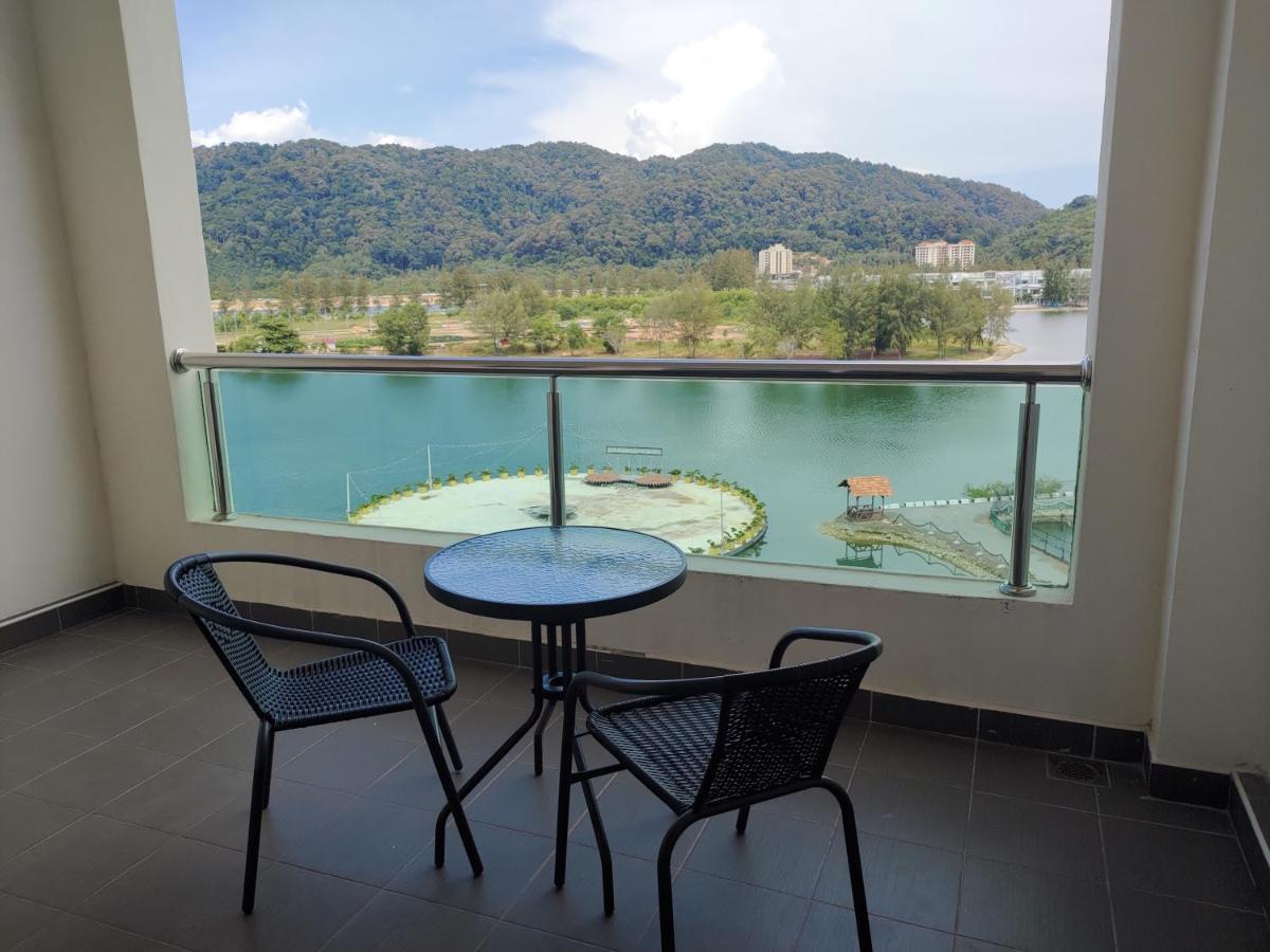 Marina Island Couple Home Stay Lumut Exterior foto